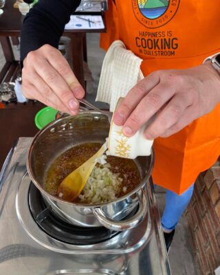Risotto is all about creating a layered and flavorful dish. 🧡With Chef Lana’s attention, together with loads of love and real butter, you can also make a drool-worthy Risotto, every time you try it! 🧈 We have a few spots left for tomorrow’s 11am class, DM us to book!